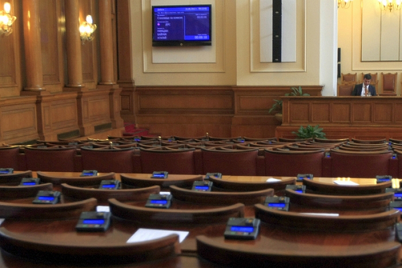 Очаква се депутатите да обсъдят и внесените от ГЕРБ СДС два законопроекта