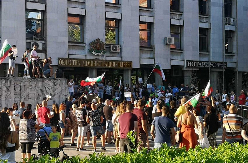 Група от плевенчани недоволни от ширещата се корупцията в България