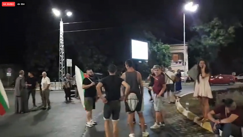 Протестиращи блокиха важно кръстовище в Пловдив късно тази вечер. То