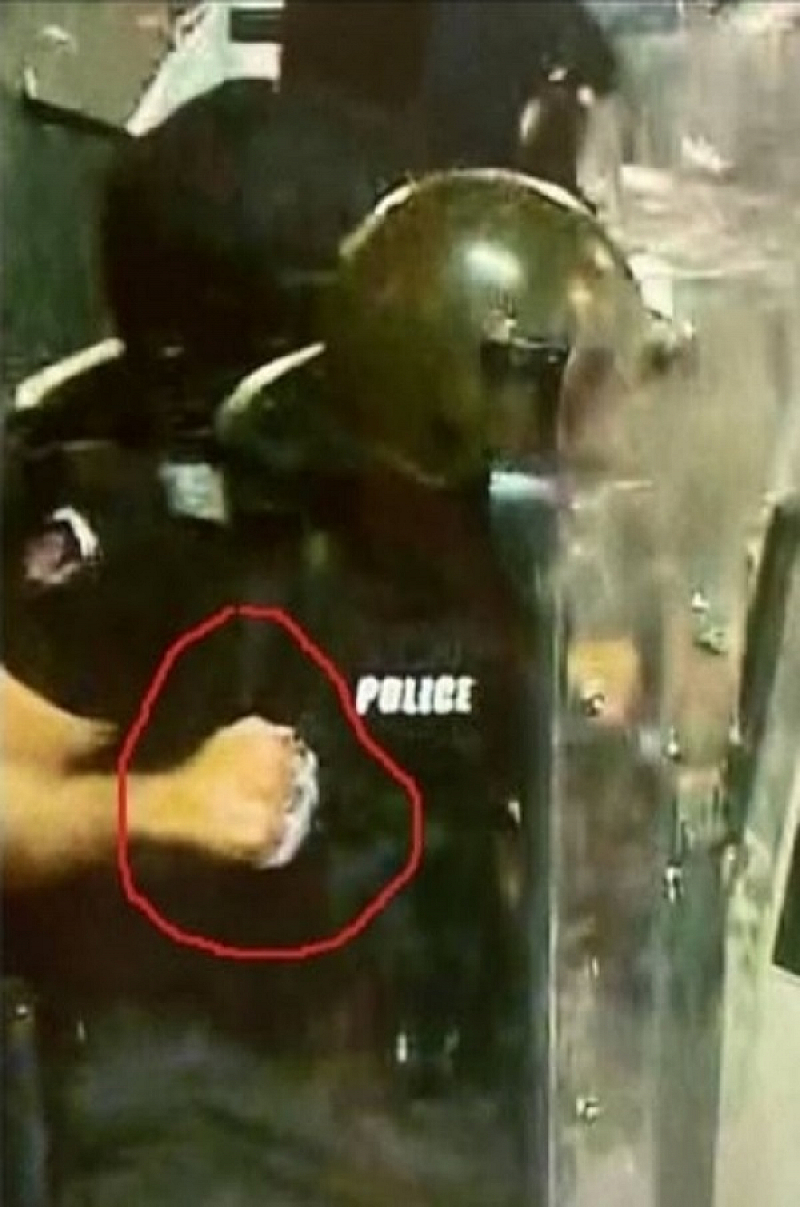 Полицай с бокс на снощния протест Ето така Мутрата ни