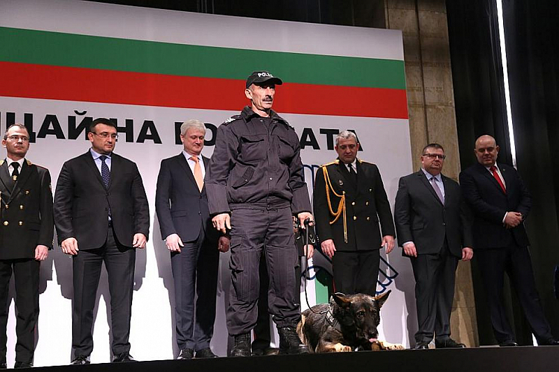 Граничен полицай и кучето му станаха Полицай на годината Бисер