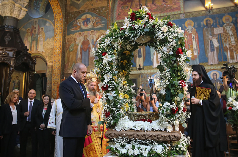 Румен Радев и Илияна Йотова заедно с Негово Преосвещенство Белоградчишкия епископ Поликарп