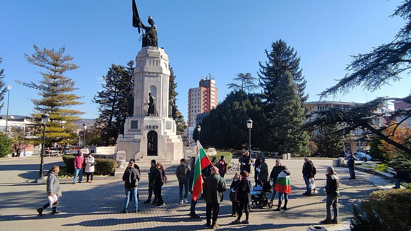 В София протестиращите се събраха около паметника на Цар Освободител.
