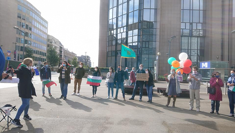 Протестите срещу Бойко Борисов и Иван Гешев продължават в Брюксел