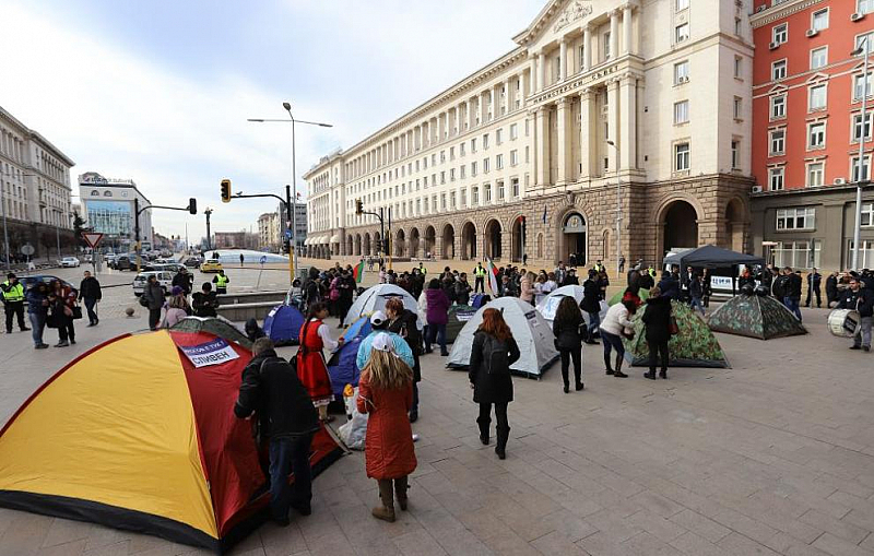 Медицинските сестри обявиха безсрочен протест в София. Те настояват за