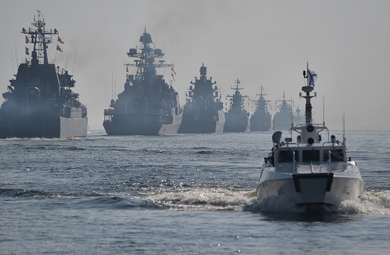 В маневрите участват фрегата „Адмирал Макаров“, ракетните кораби „Грайворон“, „Вишни