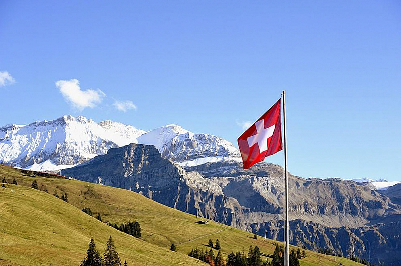 Швейцарските железопътни линии осъществиха впечатляващото 25 километрово пътуване през Алпите съобщава