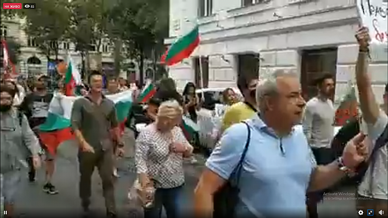 Няколко стотин българи в момента огласят с викове Оставка централните