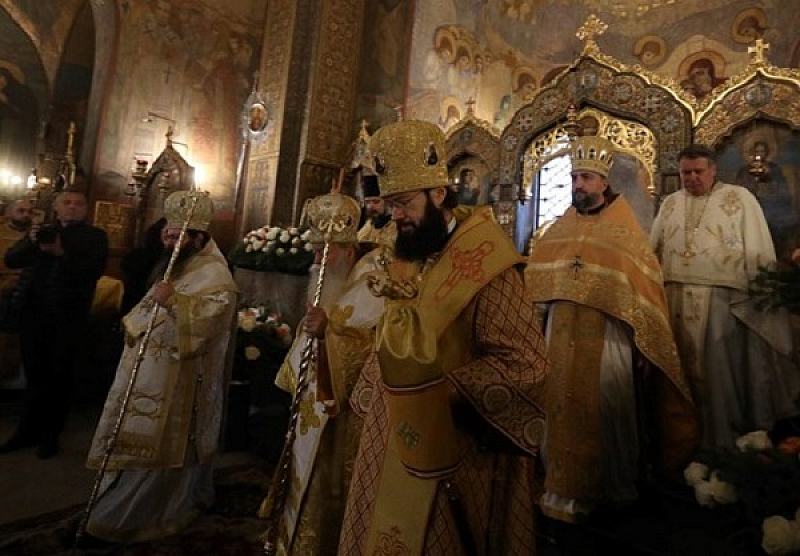 Повод за протеста стана посещение на Волоколамския митрополит Антоний който