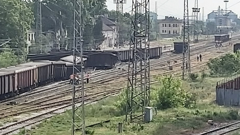 Товарен влак дерайлира на входа на гарата в Нова Загора,