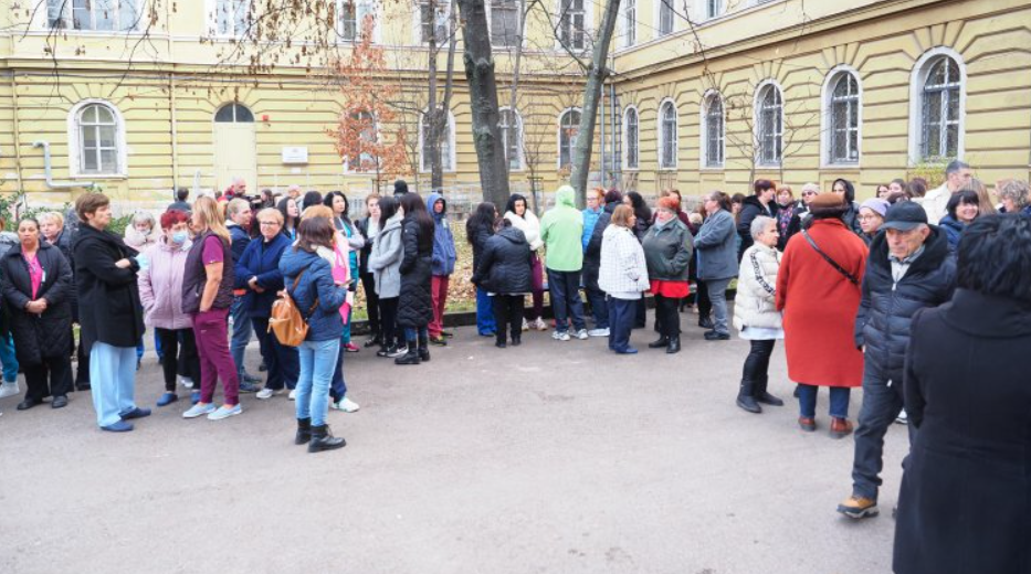 Десетки здравни специалисти излязоха на протест пред Александровска болница и