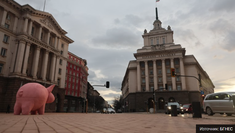 В сряда вечерта пространството пред институциите бе изпълнено с хиляди