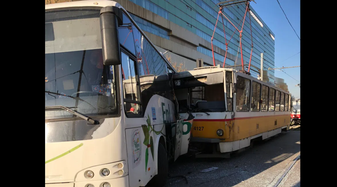 По публикуваните кадри се вижда че автобусът е навлязъл в