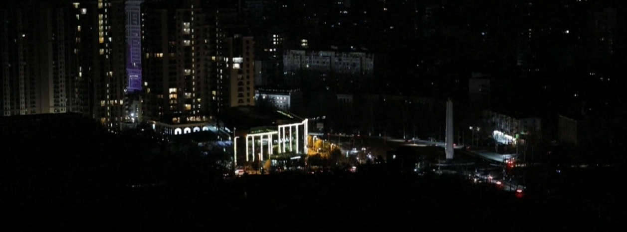 Съобщава се за силни взривове като към момента няма информация