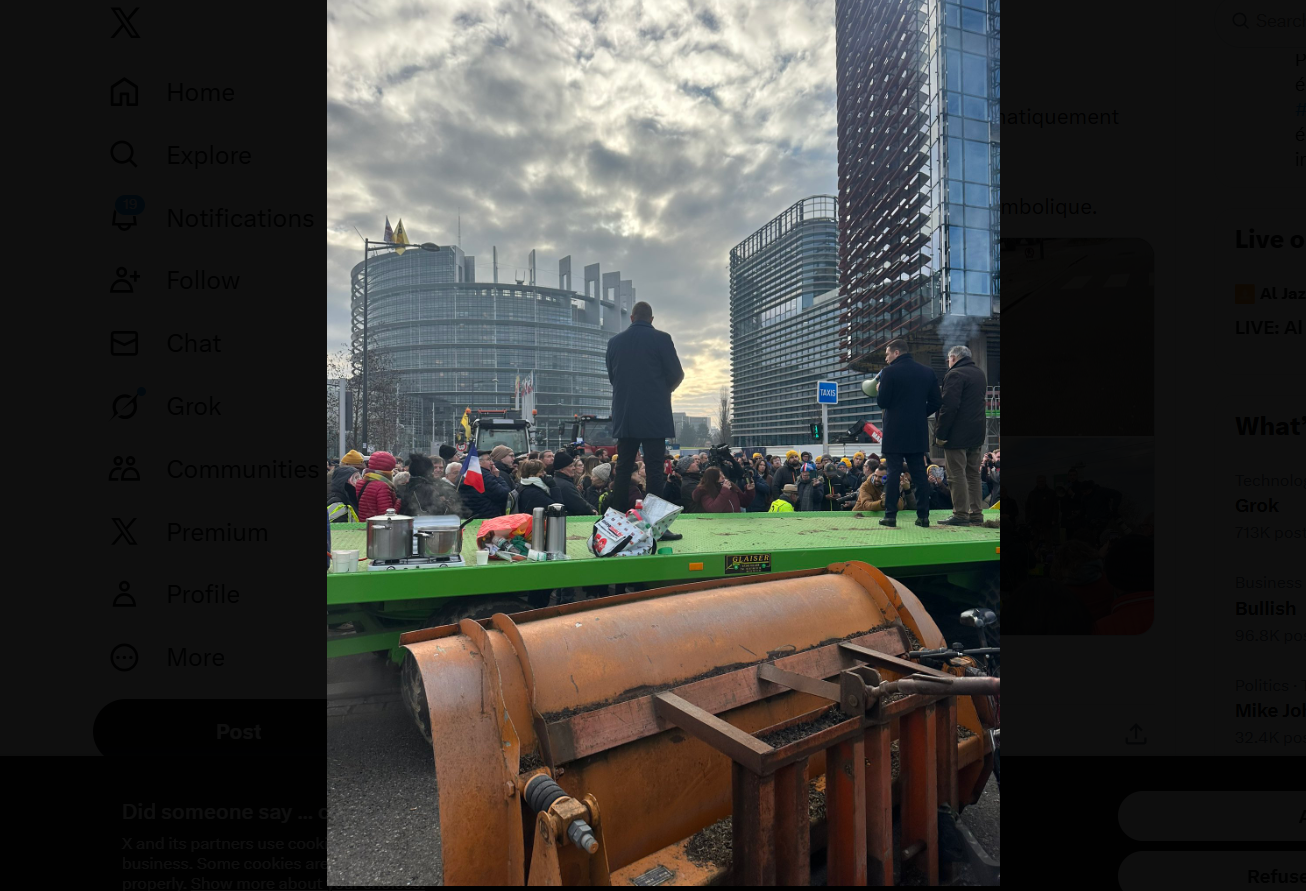 Протестиращите наредиха тракторите на входа на главната сграда и запалиха