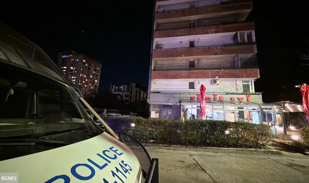 Тогава тя му предала парите а извършителят напуснал магазина Нападателят