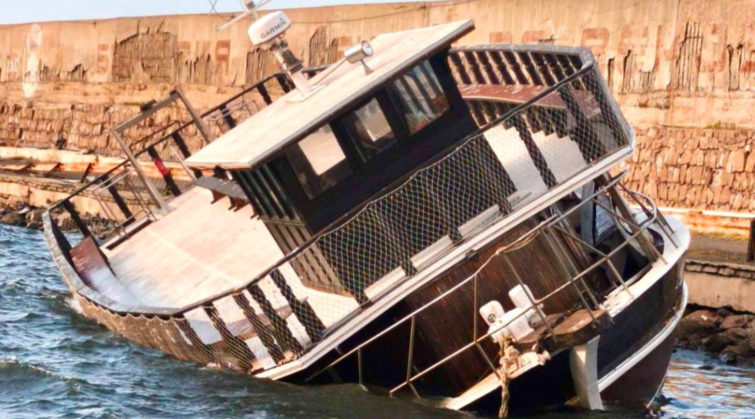 Туристическият кораб Магелан потъна след като се удари в кейовата