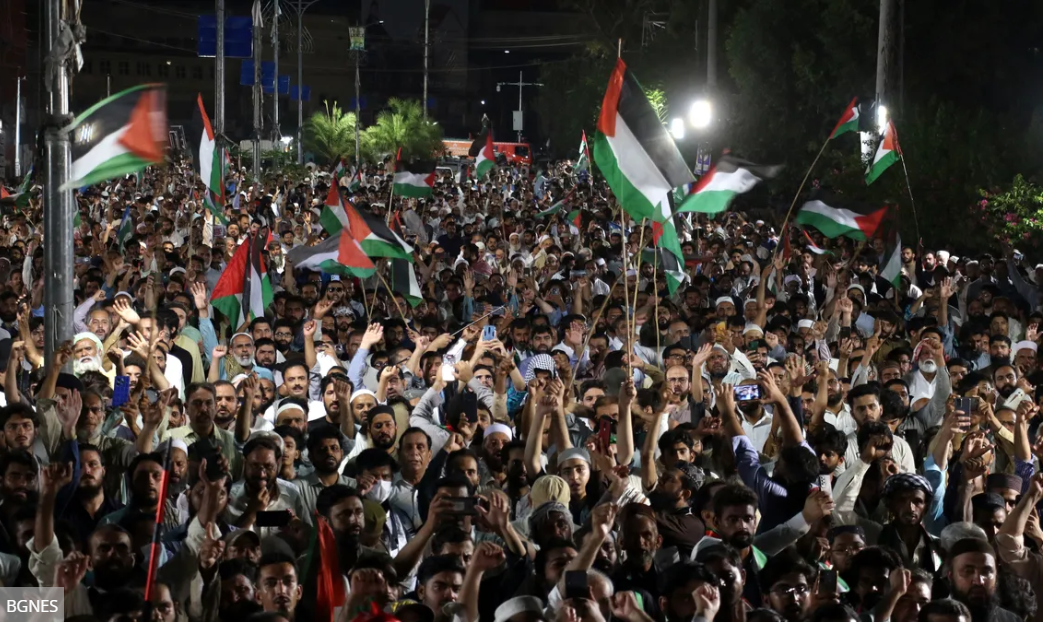 Вече 12 и ден хиляди хора излизат по улиците на