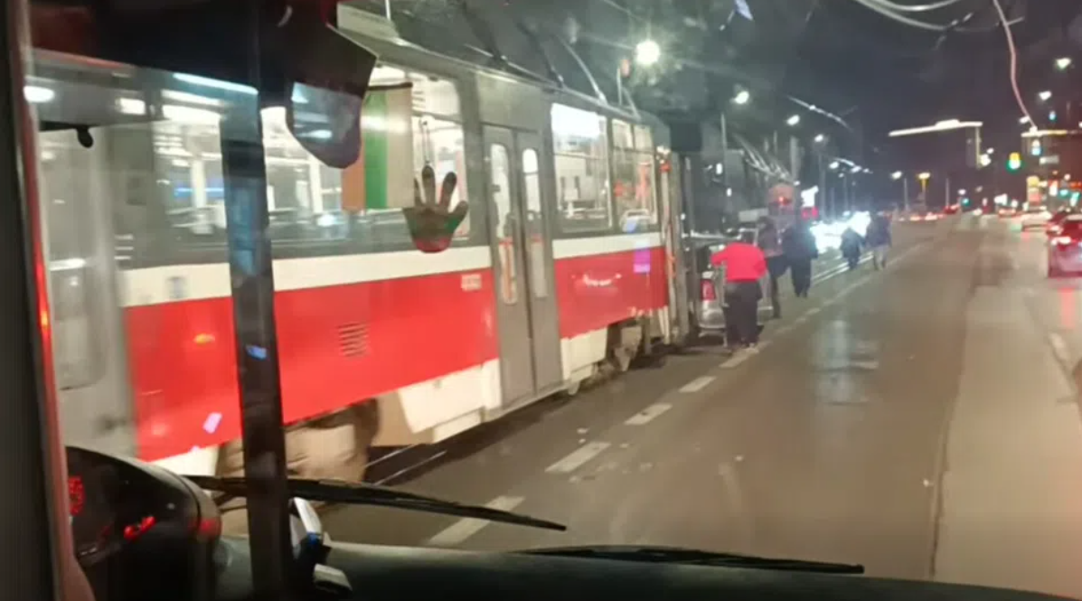 По информация на NOVA в автомобила е пътувало семейство с