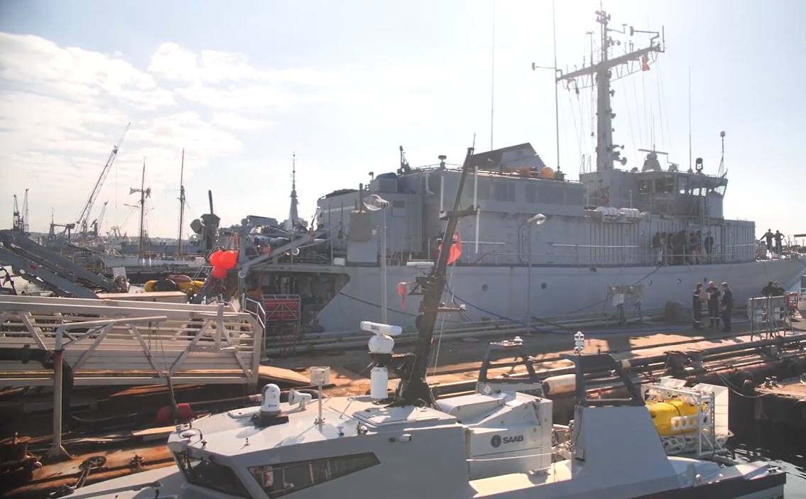 За разлика от старите миночистачи тралчици които влачат мрежи или