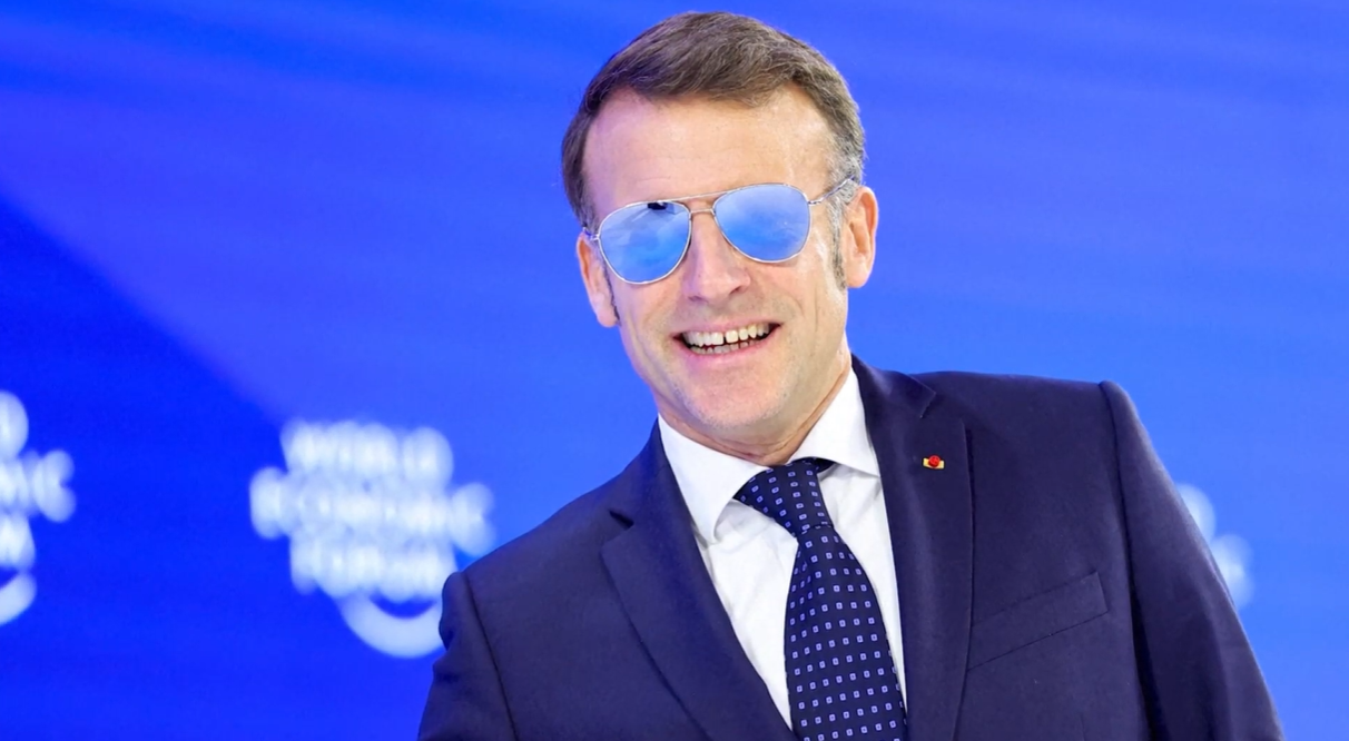 От Елисейския дворец обясниха че Макрон е носил очилата за