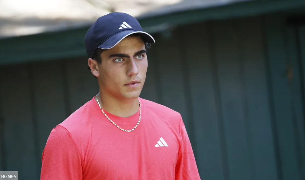 Националът на България за Купа Дейвис отстъпи във финала пред