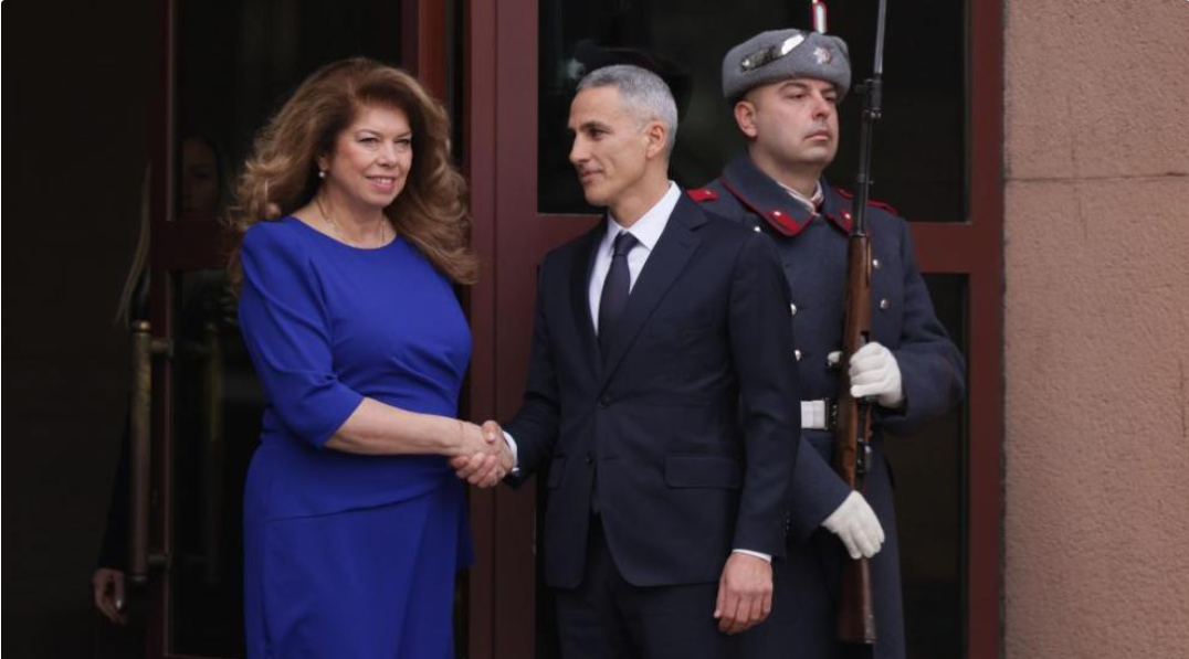 Йотова го посрещна на входа на президентството Срещата между двамата