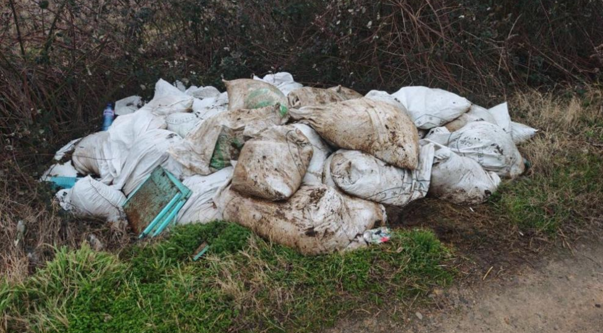 Районът е затрупан с отпадъци за които има съмнения че