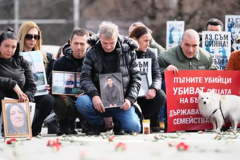 Протестът започна пред Съдебната палата където почернените родители оставиха снимки