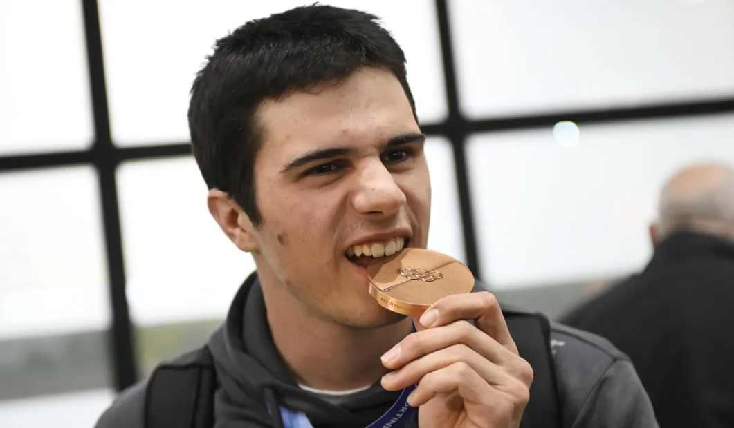 20 годишният сноубордист гордо показа бронзовия си медал от паралелния