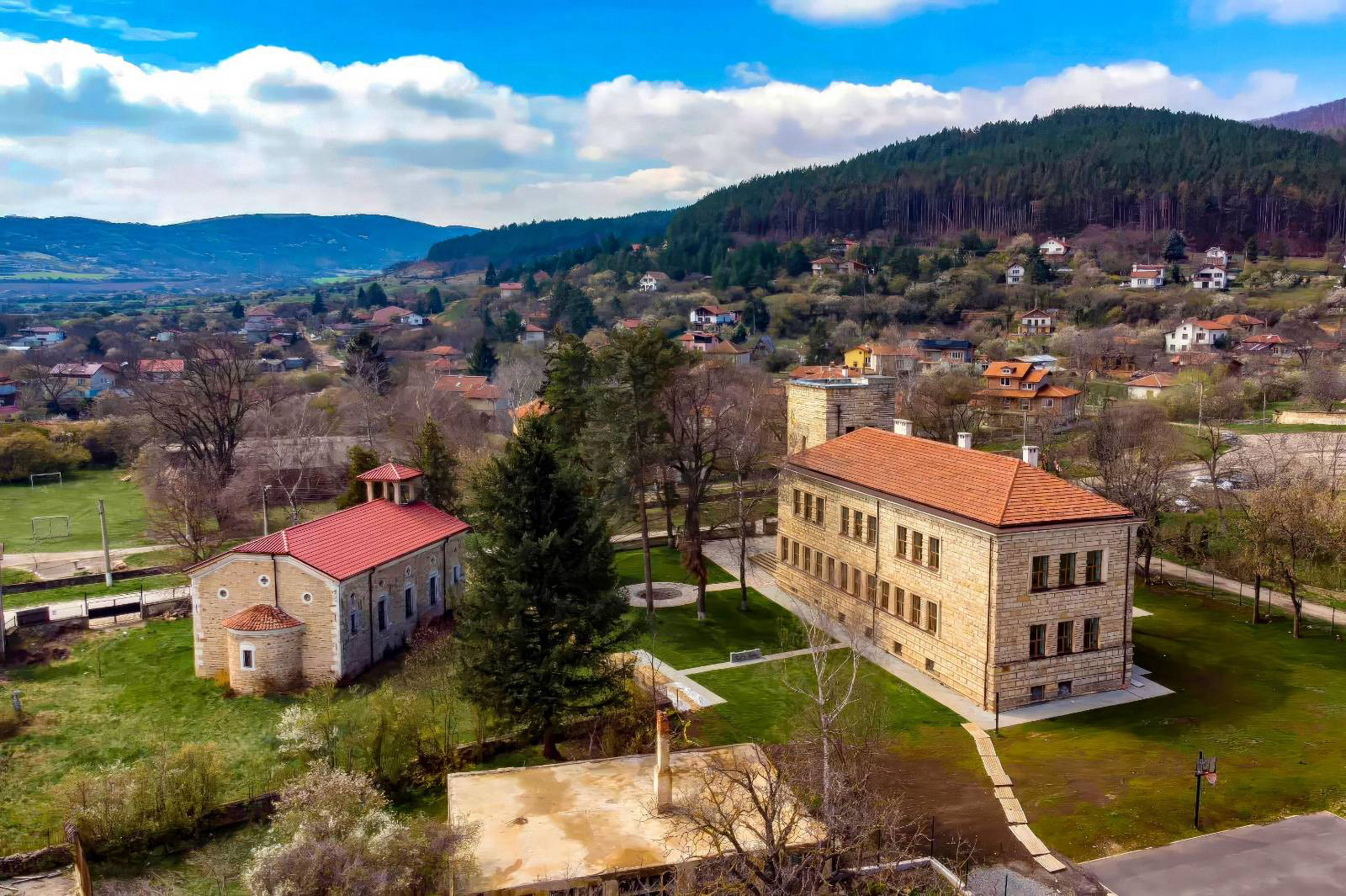 В центъра на този триъгълник е образователен модел който съчетава