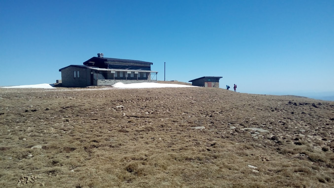 След четири денонощия в неизвестност и при ураганни ветрове със
