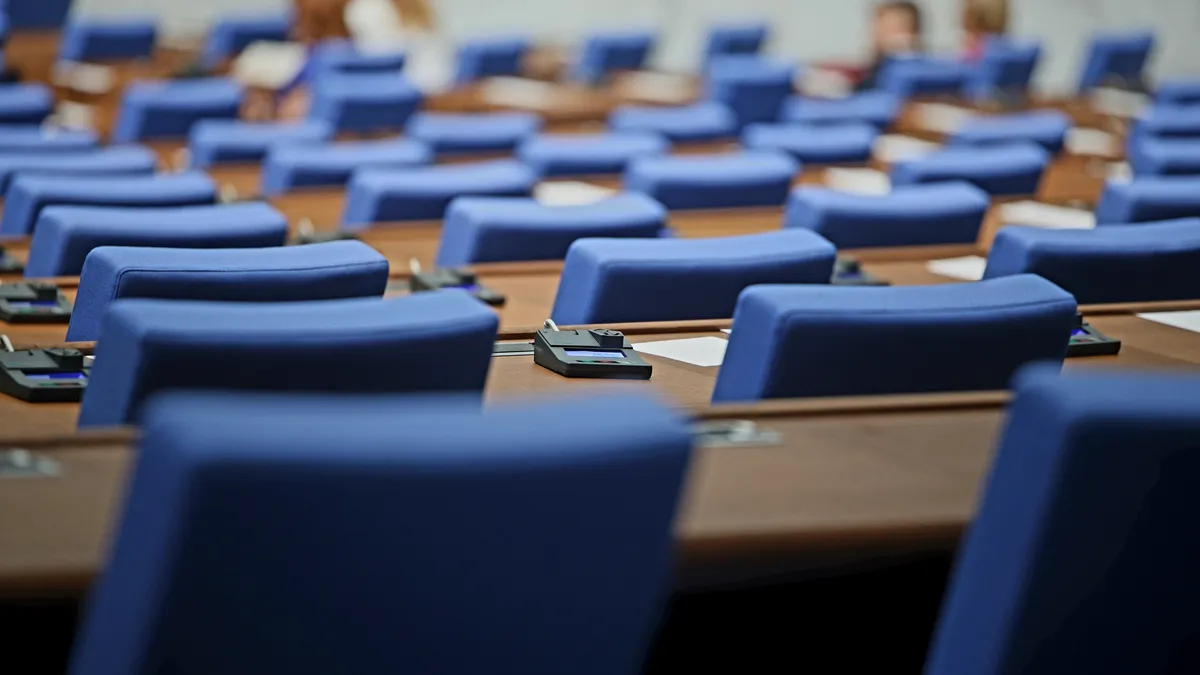 Мотивите за отлагането  Служебният кабинет положи клетва едва вчера Постъпват