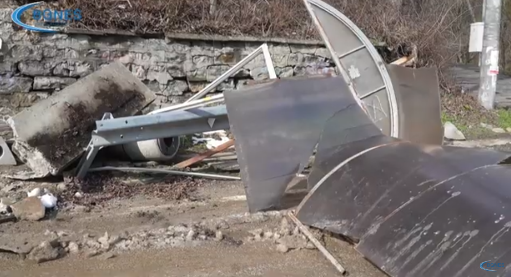 Огромна земна маса и скални отломки са пробили подпорната стена