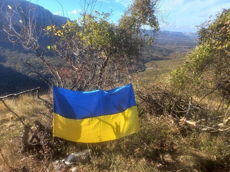 Издигнахме украинското знаме в Крим Активисти на движението Жълта лента