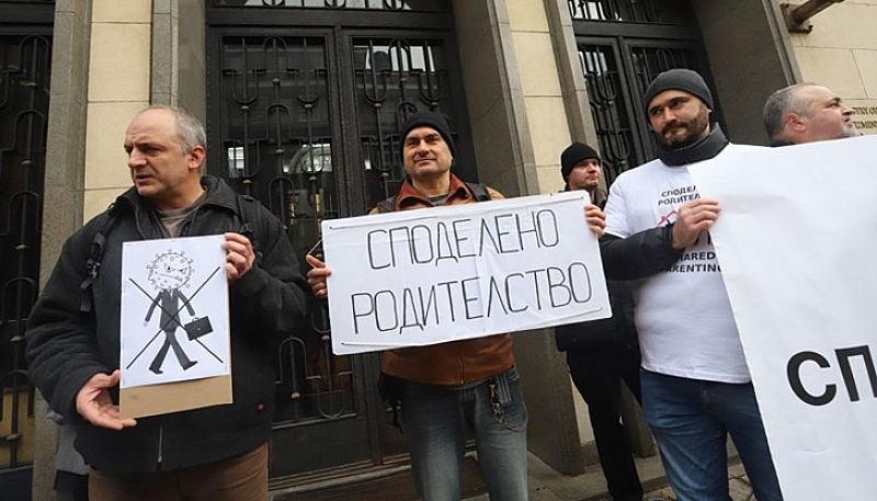 В София се провеждат два протеста, единият е пред сградата на Министерство
