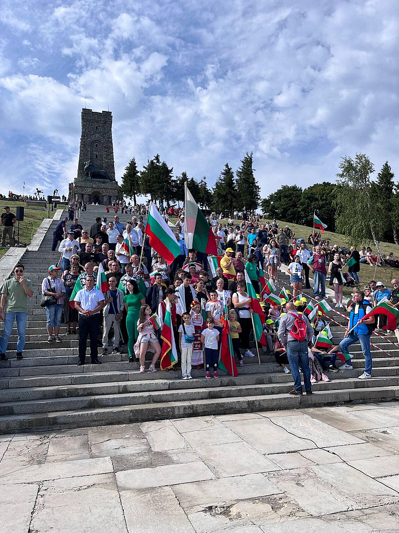 Хиляди българи се качиха на историческия връх за да почетат