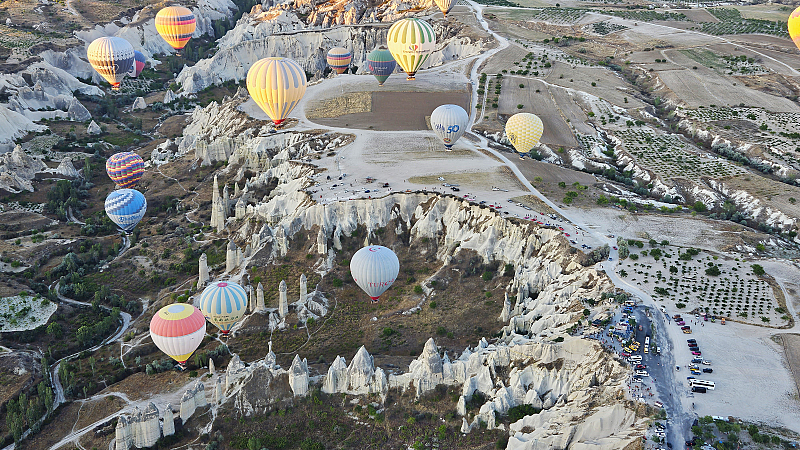 Балонът се понася над скалните комини на около 800 метра над земята Полетът продължава