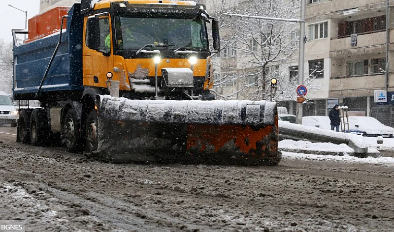 Снегопочистващите фирми са извършили разпръскване на смеси срещу заледяване по