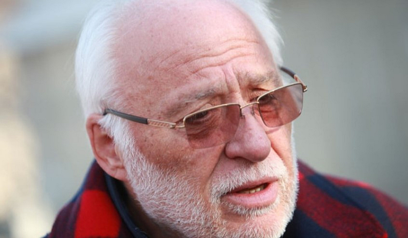 А защо не му позволяват да направи завод за барут