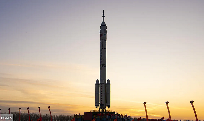 Новият екипаж включващ командира Чън Дун Чън Чжунжуй и Ван Цзе