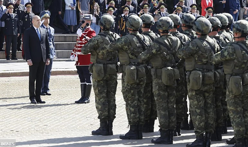 На площад Княз Александър I преминаха около 700 военнослужещи а