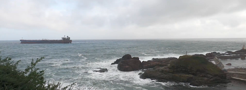 Екипажът от 10 души отказа да напусне кораба и поиска