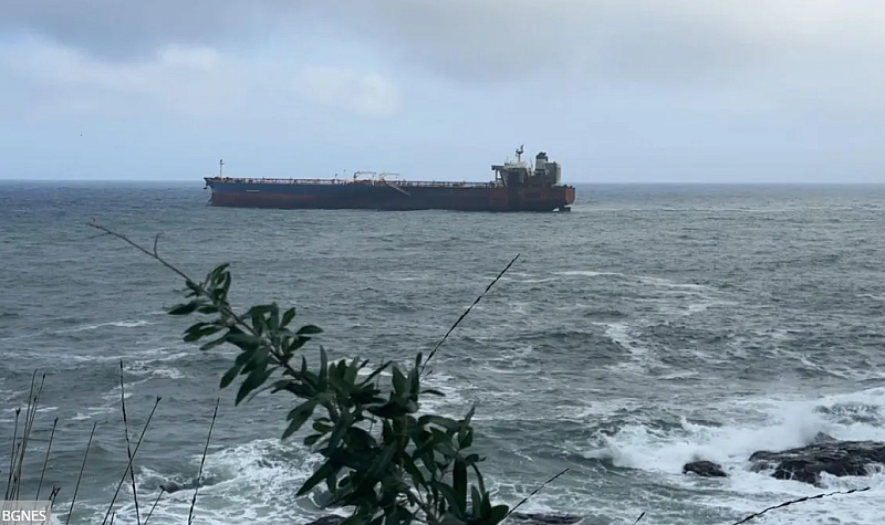 Николов подчерта че корабът е стабилно закотвен и не представлява