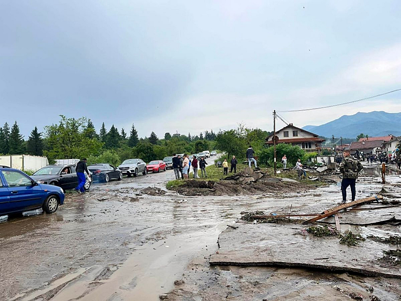 Берковица се възстановява от опустошителното наводнение в понеделник вечерта. Военни
