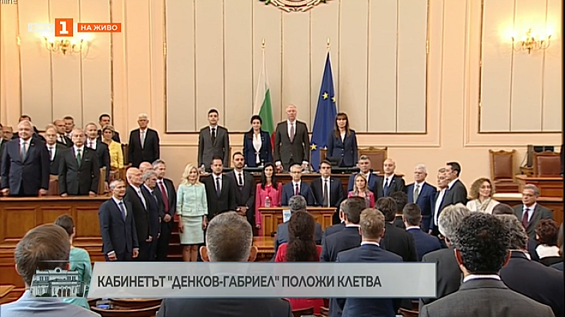 Президентът Румен Радев напусна пленарната зала преди кабинета “Денков -