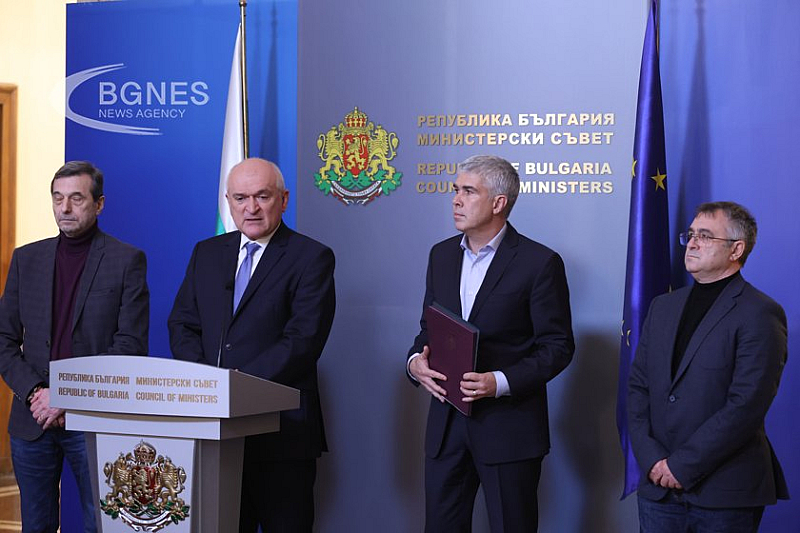 Служебният премиер Димитър Главчев и служебният министър на енергетиката Владимир