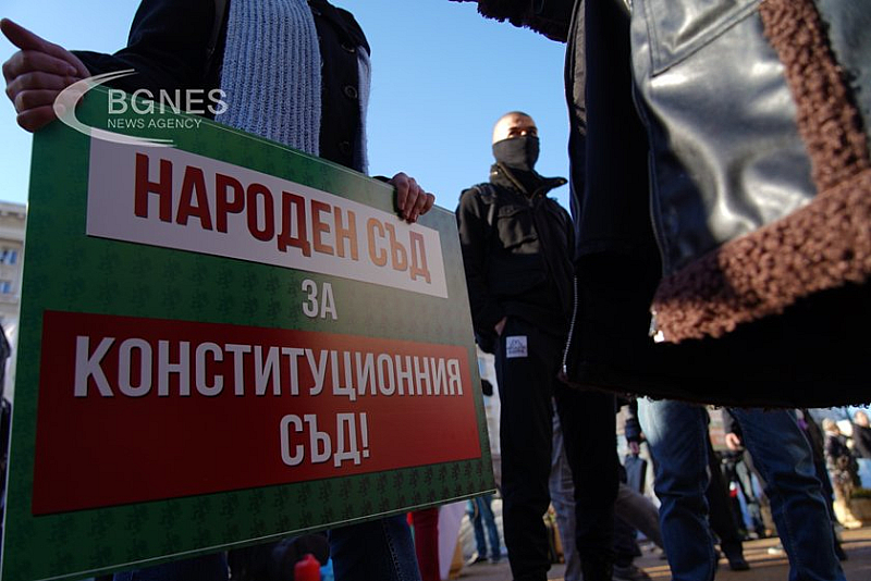 Протестиращите блокираха движението в района, предаде БНР. Според лидера на формацията