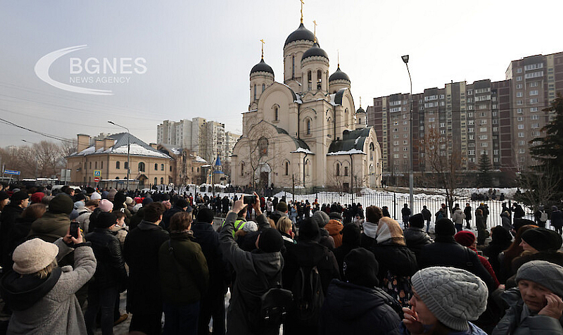 Хиляди хора се събраха пред църквата Света Богородица в югоизточния