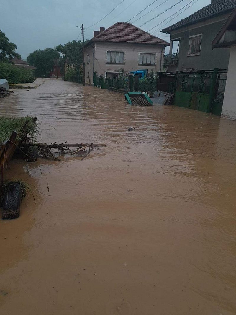 Проливният дъжд наводни къщи и пътни артерии в селото. Кризисният